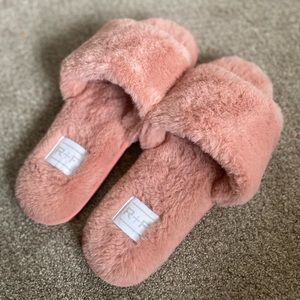 Rodan + Fields plush slipper. Brand new, never worn. Non-smoking, no pet home.